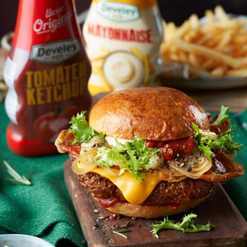 Brioche Burger mit Mayo und Tomaten Ketchup CloseUp 04 1 scaled 1