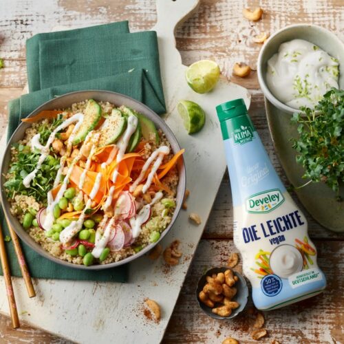 Buddha Bowl mit Limetten Mayonnaise Quer mit Flasche