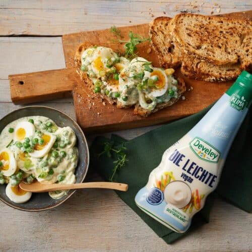 Eiersalat auf geroestetem auf Brot Quer mit Flasche