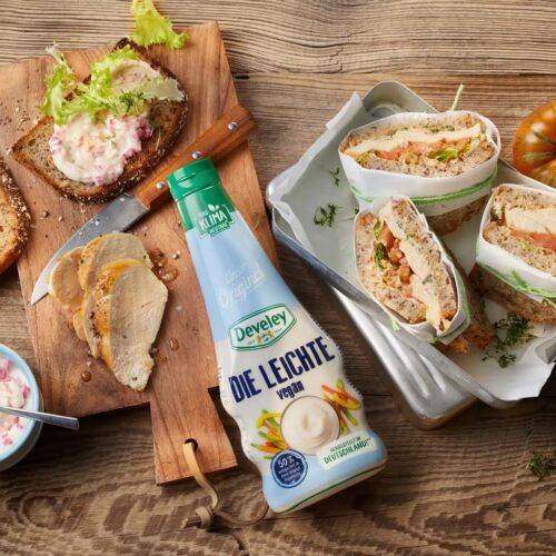 Sandwich mit Haehnchenbrust in Gewuerz Mayonnaise Quer mit Flasche