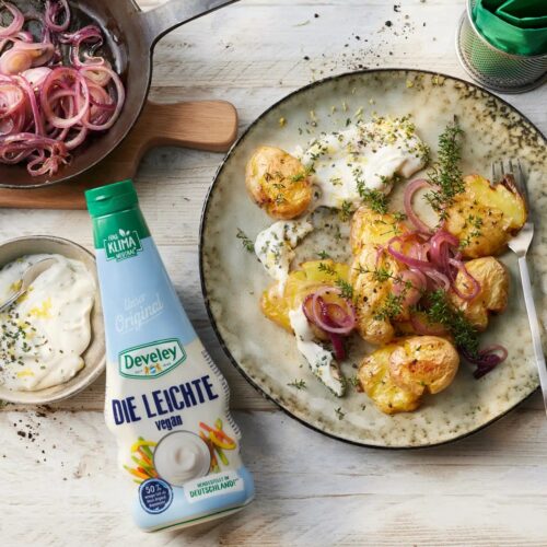 Smashed Potatoes mit Rosmarin Mayonnaise Quer mit Flasche